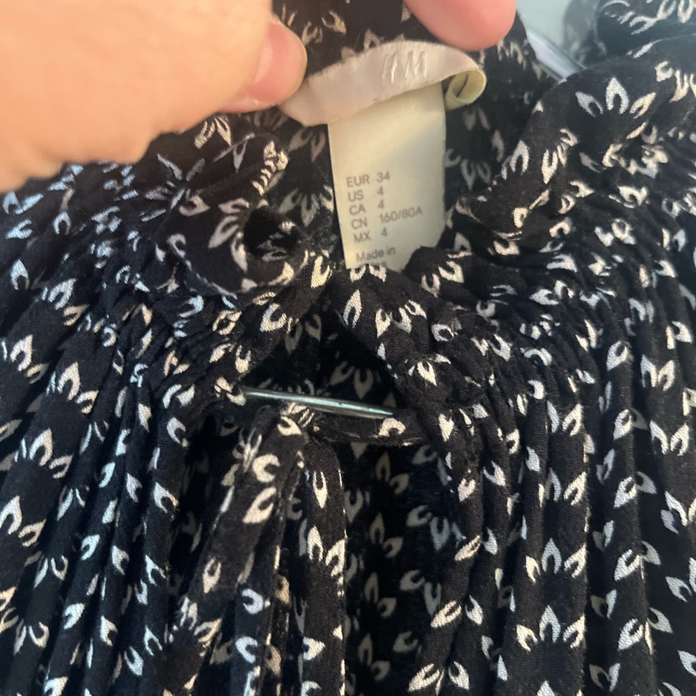 H&M Black and White Sleeveless Blouse - Picture 3 of 5